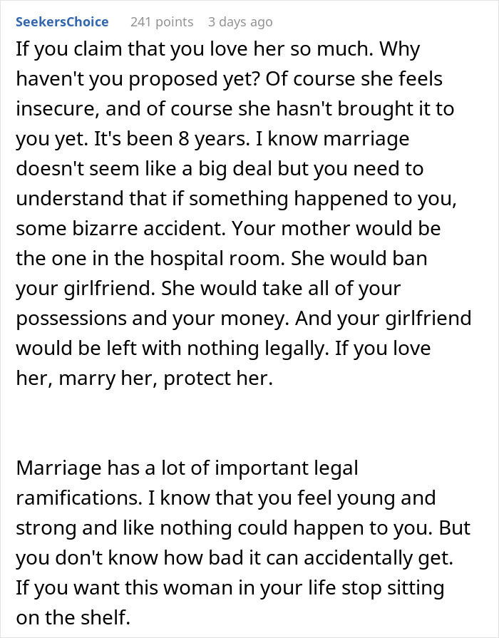 Captura de pantalla de texto que muestra un comentario de Reddit sobre las legalidades del matrimonio y la protección de una novia de las acciones dañinas de una madre.