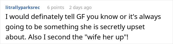 Captura de pantalla de un comentario en un foro que analiza consejos sobre relaciones después de que un hombre corta los lazos con su madre por enviarle mensajes de texto a su novia.