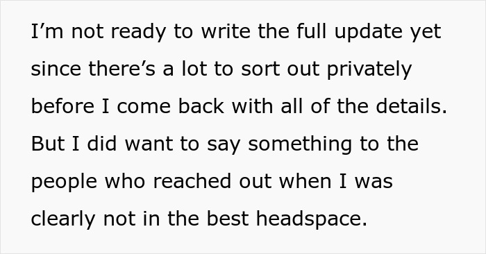 Un hombre corta los lazos con su madre después de que ella le revela la verdadera identidad a través de mensajes de texto a su novia, destacando los conflictos familiares y los problemas de confianza.