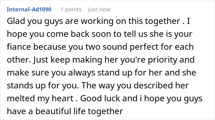Comentario que expresa apoyo a un hombre que corta los lazos con su madre después de que ella le revela la verdadera identidad en los mensajes de texto a su novia.