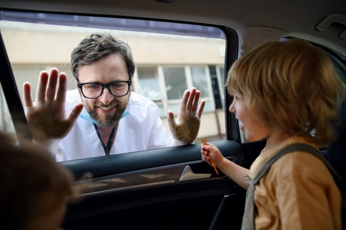 El hombre prioriza el trabajo, fingiendo no tener familia, mientras interactúa con un niño a través de la ventana del auto.