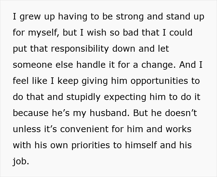 Extracto de texto que muestra a una mujer que describe cómo su marido prioriza el trabajo sobre la familia y está centrado en sí mismo.
