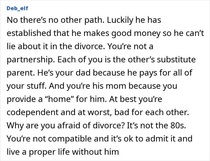 Texto de un comentario en línea que habla de un hombre que prioriza el trabajo sobre la familia, con una esposa consciente y en conflicto sobre el divorcio.