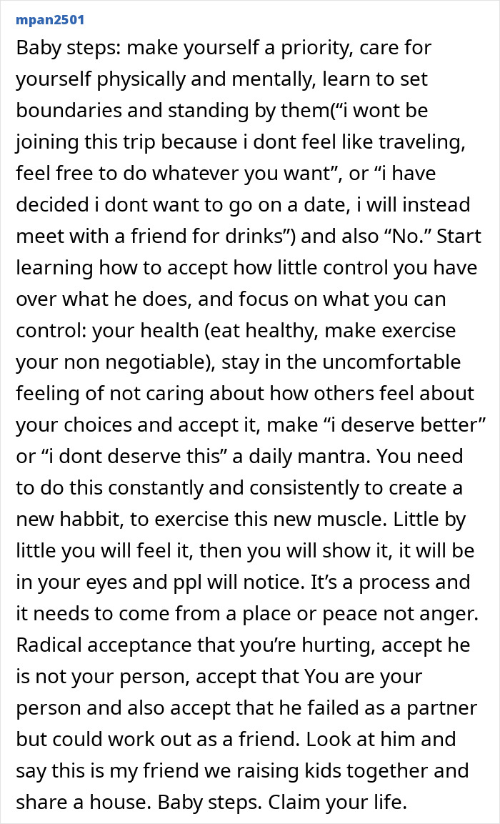El hombre prioriza el trabajo sobre la familia, la esposa es consciente y elige quedarse a pesar de la distancia emocional.