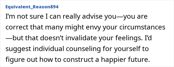 Publicación de texto sobre un hombre que prioriza el trabajo sobre la familia mientras su esposa sabe y quiere quedarse.