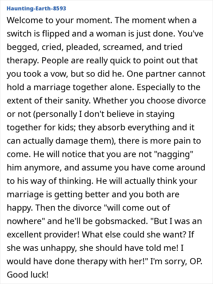 El hombre prioriza el trabajo sobre la familia, fingiendo no tener esposa, mientras ella sabe y quiere permanecer en el matrimonio.