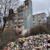 Afuera de un edificio de apartamentos destruido en la ciudad de Ternopil, en el oeste de Ucrania, los residentes locales han dejado flores, velas y juguetes de peluche para conmemorar a las docenas, incluidos varios niños, que murieron en un ataque ruso durante la noche.