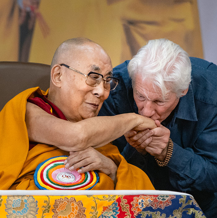 Richard Gere saludando al Dalai Lama, en relación con Richard Gere finalmente hablando sobre la prohibición de los Oscar.