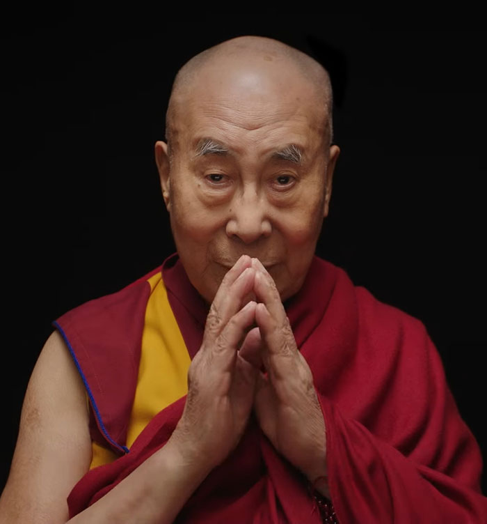 Anciano con túnica tradicional y las manos en pose de oración, reflexionando sobre la prohibición de los Oscar y las noticias de Richard Gere.