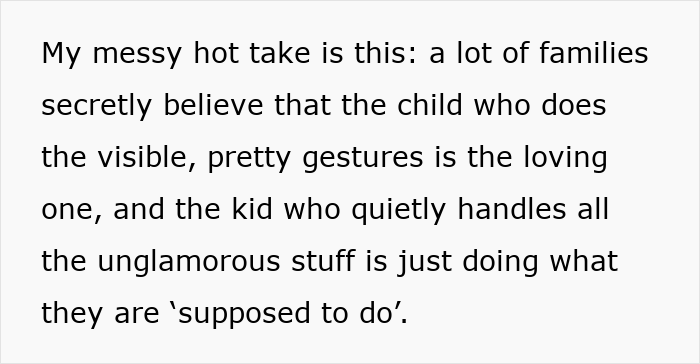 Mujer inconsciente de los esfuerzos de su hija, distraída por los obsequios florales de su hijo, resaltando la dinámica familiar y las contribuciones ocultas.