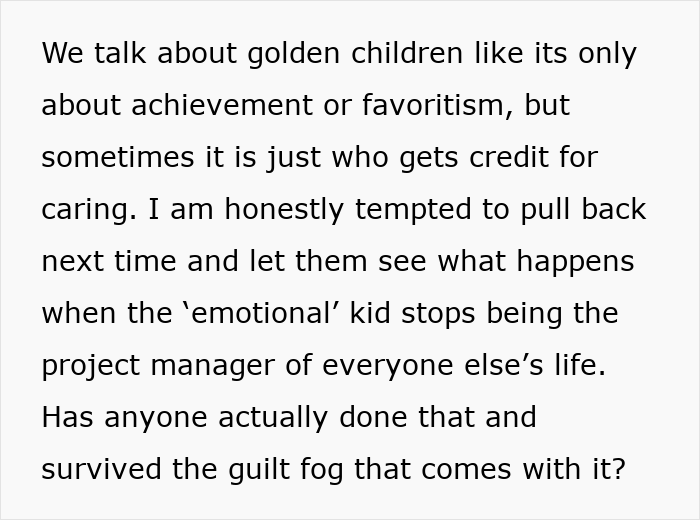 Texto alternativo: Mujer inconsciente de los esfuerzos de su hija, distraída por las flores que le regala su hijo, que simbolizan una dinámica familiar invisible
