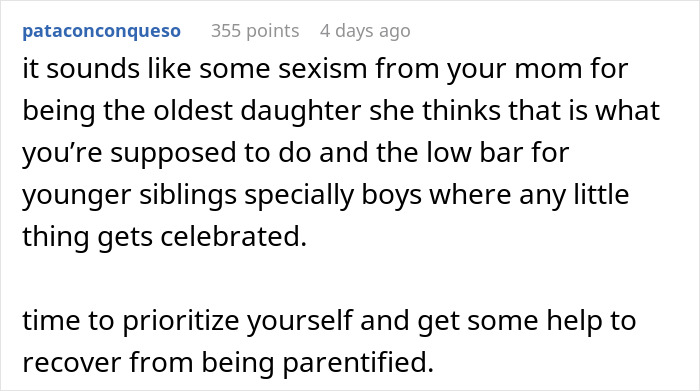 Comentario destacando cómo la mujer queda cegada por las flores de su hijo mientras pasa por alto los esfuerzos de su hija.