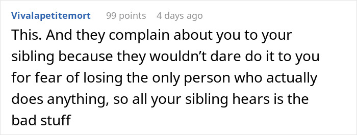 Captura de pantalla de un comentario de texto sobre la dinámica familiar donde una mujer queda cegada por las flores de su hijo, ignorando los esfuerzos de su hija.