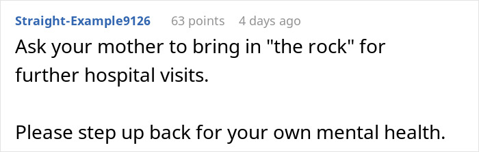Madre mirando las flores de su hijo mientras su hija observa desapercibida, destacando los esfuerzos de la hija y la dinámica familiar.