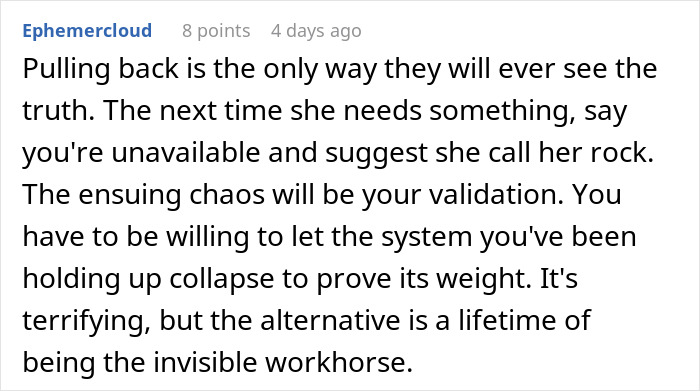 Comente sobre cómo una mujer es ciega a los esfuerzos de su hija mientras se concentra en las flores de su hijo.