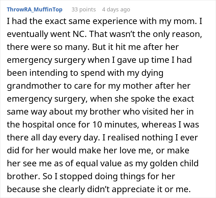 Publicación de texto que analiza cómo una mujer pasa por alto los esfuerzos de su hija mientras se concentra en las flores de su hijo.