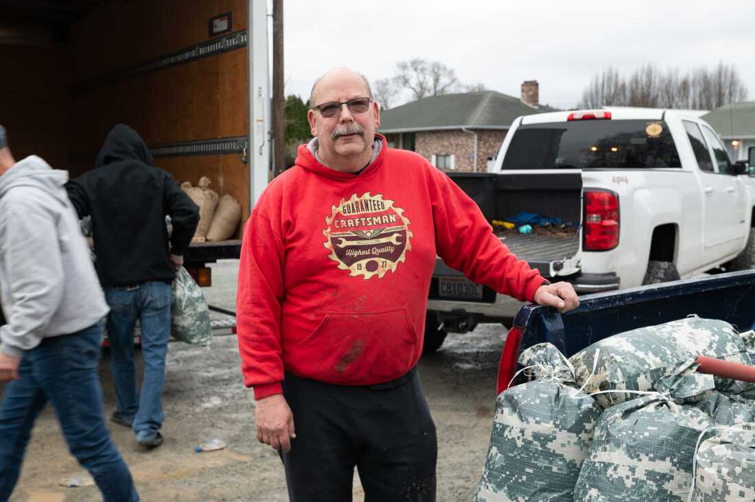 Dennis Reasbeck ha vivido en el condado de Skagit durante décadas y nunca ha tenido que evacuar debido a las inundaciones, pero ahora está fortificando su casa antes de abandonar la ciudad el jueves.