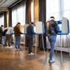 Los votantes llenan sus boletas en un lugar de votación el día de las elecciones, el 4 de noviembre, en Minneapolis, Minnesota.