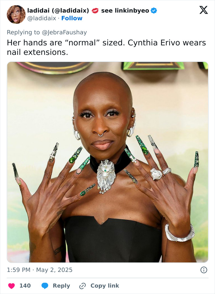 Cynthia Erivo muestra manos con largas extensiones de uñas verdes, lo que generó un debate sobre la apariencia de las manos extrañamente grandes.