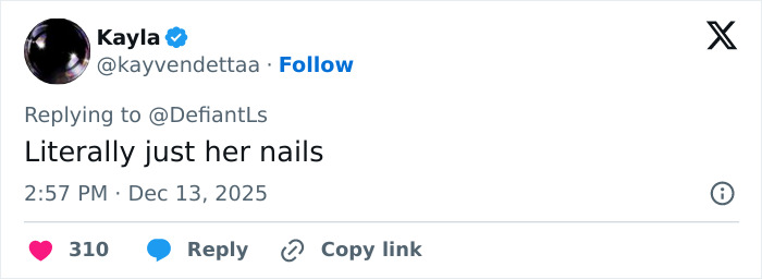 Captura de pantalla de una respuesta en las redes sociales sobre las manos extrañamente grandes de Cynthia Erivo que generó un debate en línea.