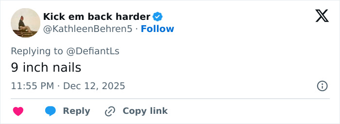 Tweet de un usuario verificado Patéalos con más fuerza mencionando clavos de 9 pulgadas en una respuesta en la plataforma de redes sociales.