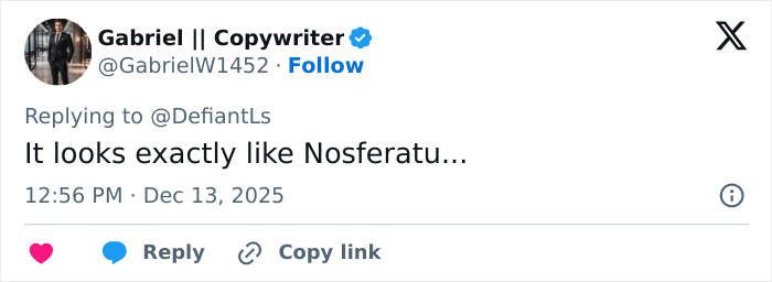 Tweet de Gabriel respondiendo a un comentario sobre las manos extrañamente grandes de Cynthia Erivo que desató un debate en línea.