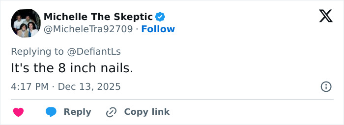 Tweet sobre las manos extrañamente grandes de Cynthia Erivo y el debate en torno a la apariencia de sus manos y sus elecciones de estilo.