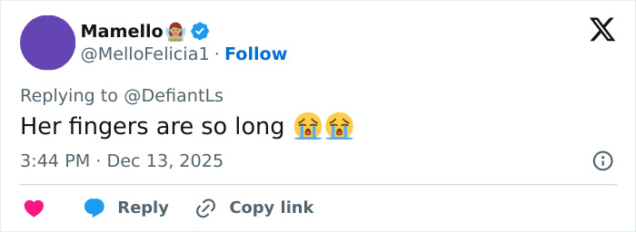 Comentario en Twitter sobre las manos extrañamente grandes de Cynthia Erivo con emojis de llanto, lo que generó un debate en línea.