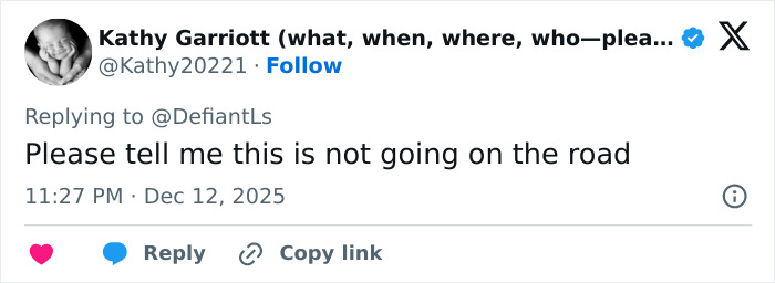 Tweet de Kathy Garriott expresando preocupación por algo que sucede en el camino, hablando de las manos extrañamente grandes de Cynthia Erivo.