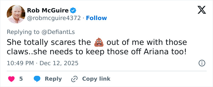 Tweet de Rob McGuire reaccionando a las manos extrañamente grandes de Cynthia Erivo, lo que generó un debate sobre su apariencia demoníaca.