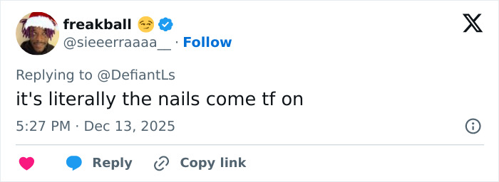 Captura de pantalla de un debate en Twitter sobre las manos extrañamente grandes de Cynthia Erivo y cómo la hacen parecer un demonio.