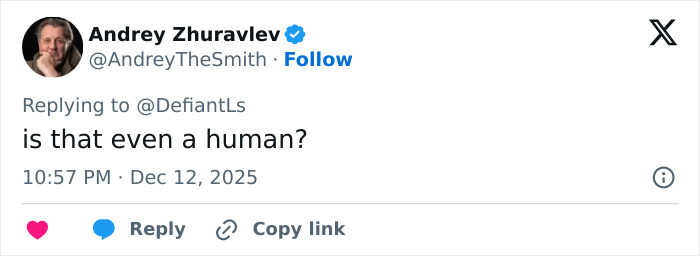 Captura de pantalla de una respuesta de Twitter comentando las manos extrañamente grandes de Cynthia Erivo, lo que generó un debate en línea.