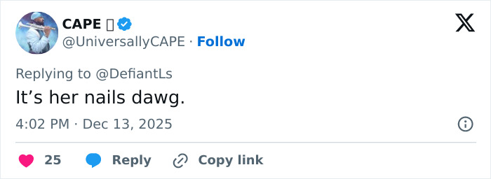 Tweet de CAPE respondiendo a DefiantLs con el texto Son sus uñas, lo que generó un debate sobre las manos extrañamente grandes de Cynthia Erivo.