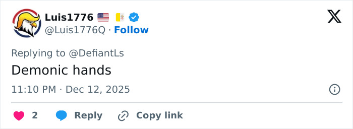 Captura de pantalla de un tweet que menciona manos demoníacas en una discusión sobre las manos extrañamente grandes de Cynthia Erivo.