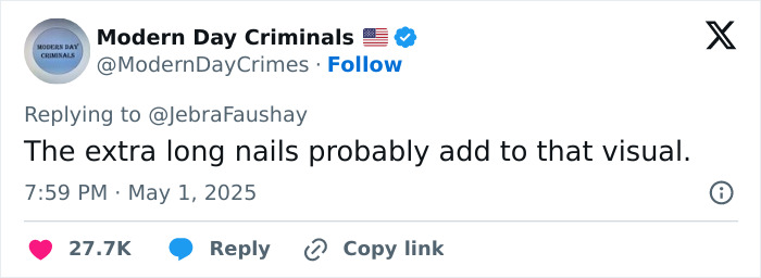 Captura de pantalla de una respuesta de Twitter sobre las manos extrañamente grandes de Cynthia Erivo y su impacto visual en su apariencia.