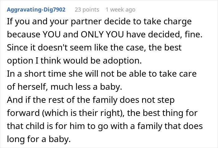 Comente sobre una mujer sin hijos que rechaza la responsabilidad del nuevo bebé de su hermana y sugiere la adopción como una opción.