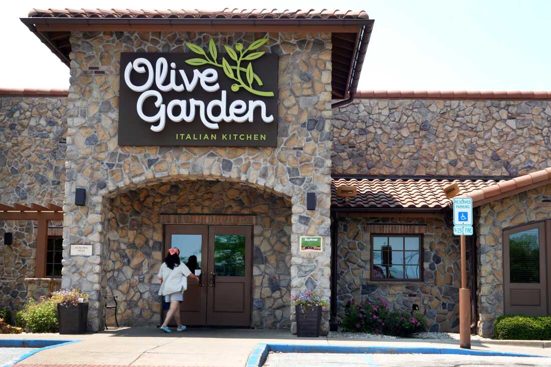Una persona entra a un restaurante Olive Garden en Chicago en 2023.