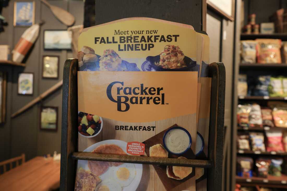 El logotipo actualizado de Cracker Barrel, de corta duración, se ve en un menú dentro del restaurante en Homestead, Florida, el 21 de agosto.