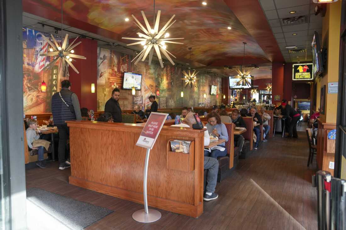 La gente cena en el Applebee's de Times Square.