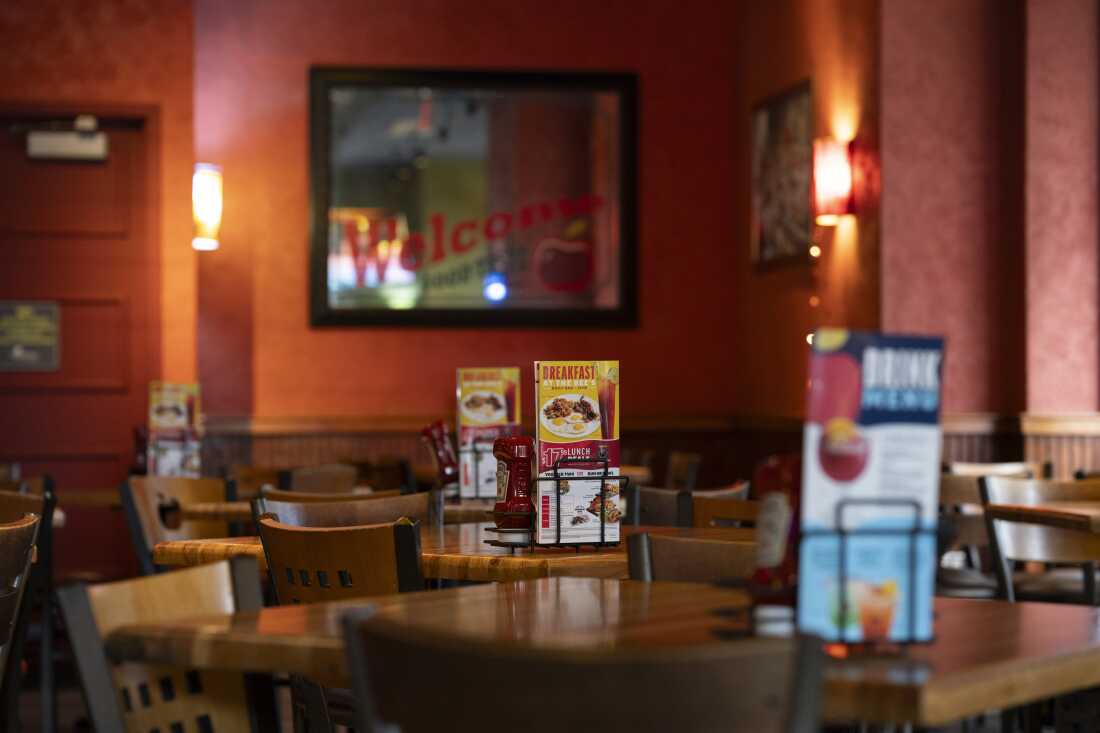 Se ven mesas vacías en Applebee's en Times Square.
