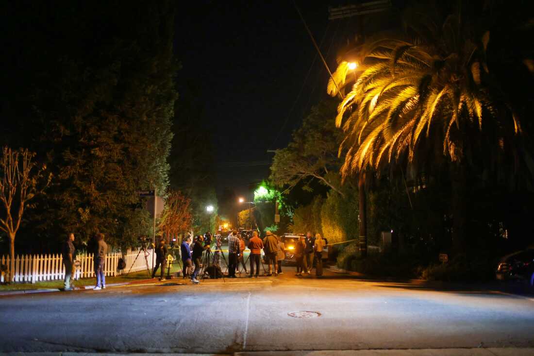 Los medios de comunicación se reúnen cerca de la residencia de Rob Reiner el domingo 14 de diciembre de 2025, en la sección Brentwood de Los Ángeles.