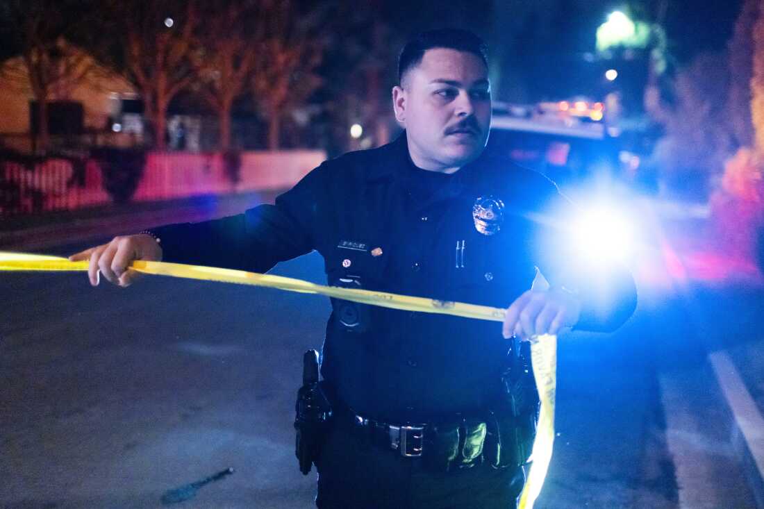 Un oficial de policía bloquea una calle cerca de la residencia de Rob Reiner el domingo 14 de diciembre de 2025, en la sección Brentwood de Los Ángeles.