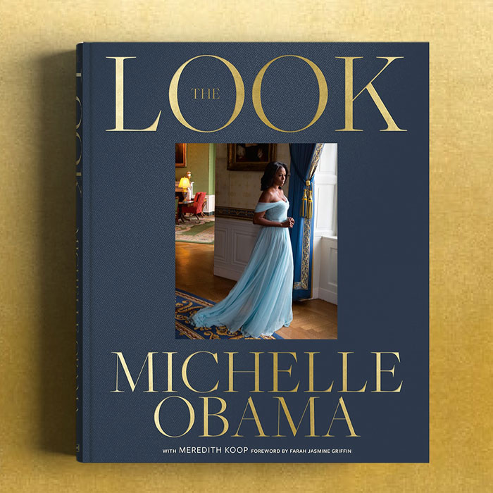 Portada del libro The Look que presenta a Michelle Obama con un vestido azul fluido, destacando los elogios del maquillador y su nueva y atrevida apariencia.