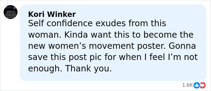 Michelle Obama con cabello ultralargo y apariencia casual, estrena con confianza un nuevo y atrevido maquillaje elogiado por el maquillador.