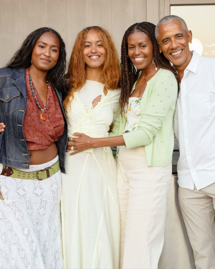 Michelle Obama y su familia sonríen juntas, mostrando su nueva y audaz apariencia elogiada por el maquillador.