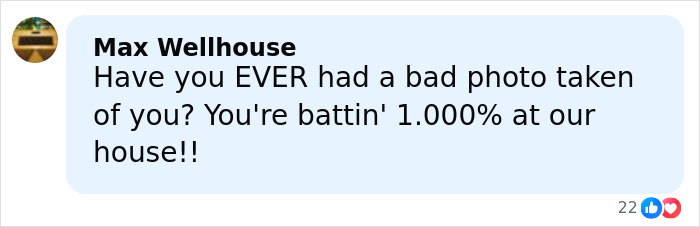 Michelle Obama con cabello ultralargo en un look casual, elogiada por un maquillador, generando un revuelo viral en las redes sociales.