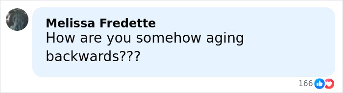 Michelle Obama con cabello ultralargo, atuendo informal y gafas de sol, generando revuelo después de una nueva y atrevida apariencia elogiada por un maquillador