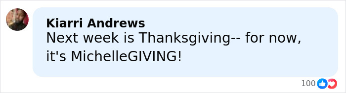 Kiarri Andrews comenta sobre el look casual de Acción de Gracias de Michelle Obama con cabello ultralargo, destacando los elogios del maquillador.