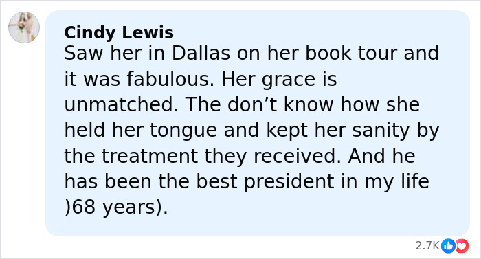 Michelle Obama con cabello ultralargo y apariencia informal, elogió a la maquilladora por su nueva apariencia audaz y estilo elegante.