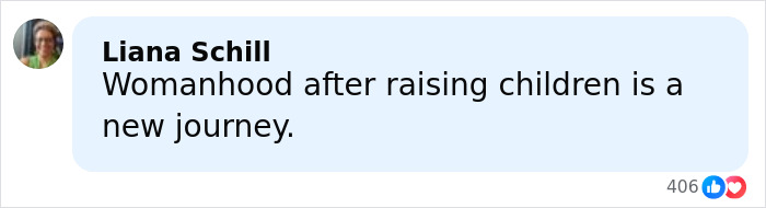 Michelle Obama con cabello ultralargo en estilo casual, abrazando la belleza natural y mostrando un maquillaje atrevido elogiado por el artista